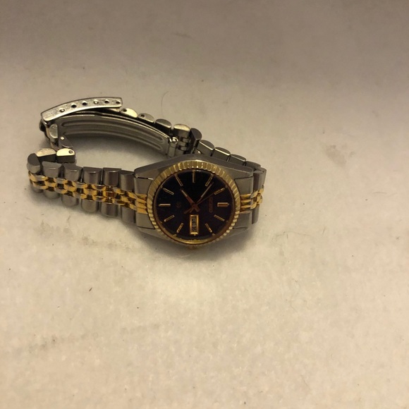 Seiko Blue Dial 3Y03-0169 Two Tone w/ Day and Date - Picture 3 of 3